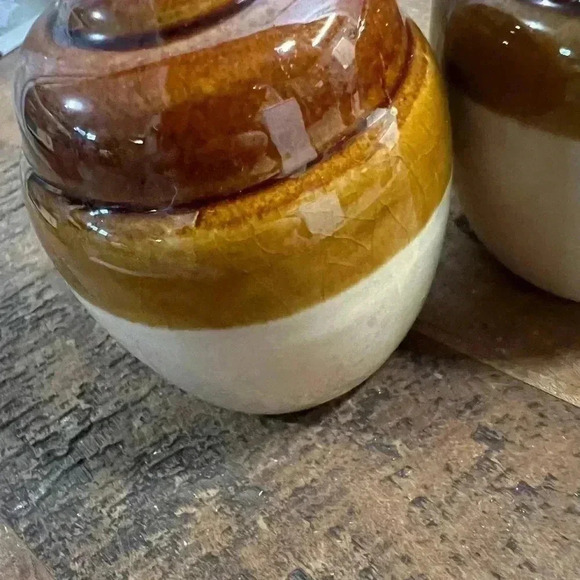 Vintage  Brown & White Pottery Salt & Pepper Shakers - Picture 4 of 4